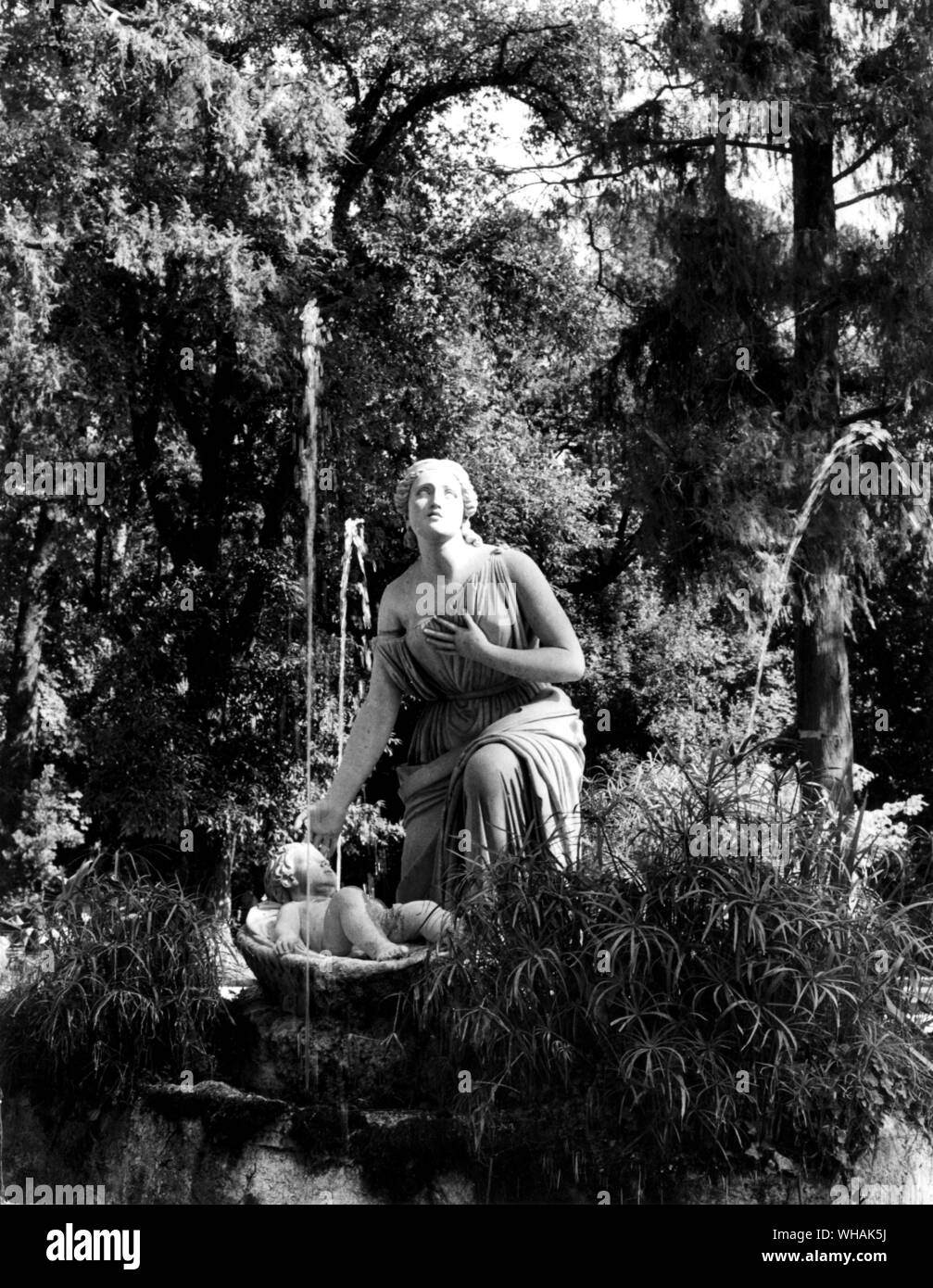 L'enfant Moïse découvert en plantes de l'eau. Une fontaine dans les jardins de Pincian Banque D'Images