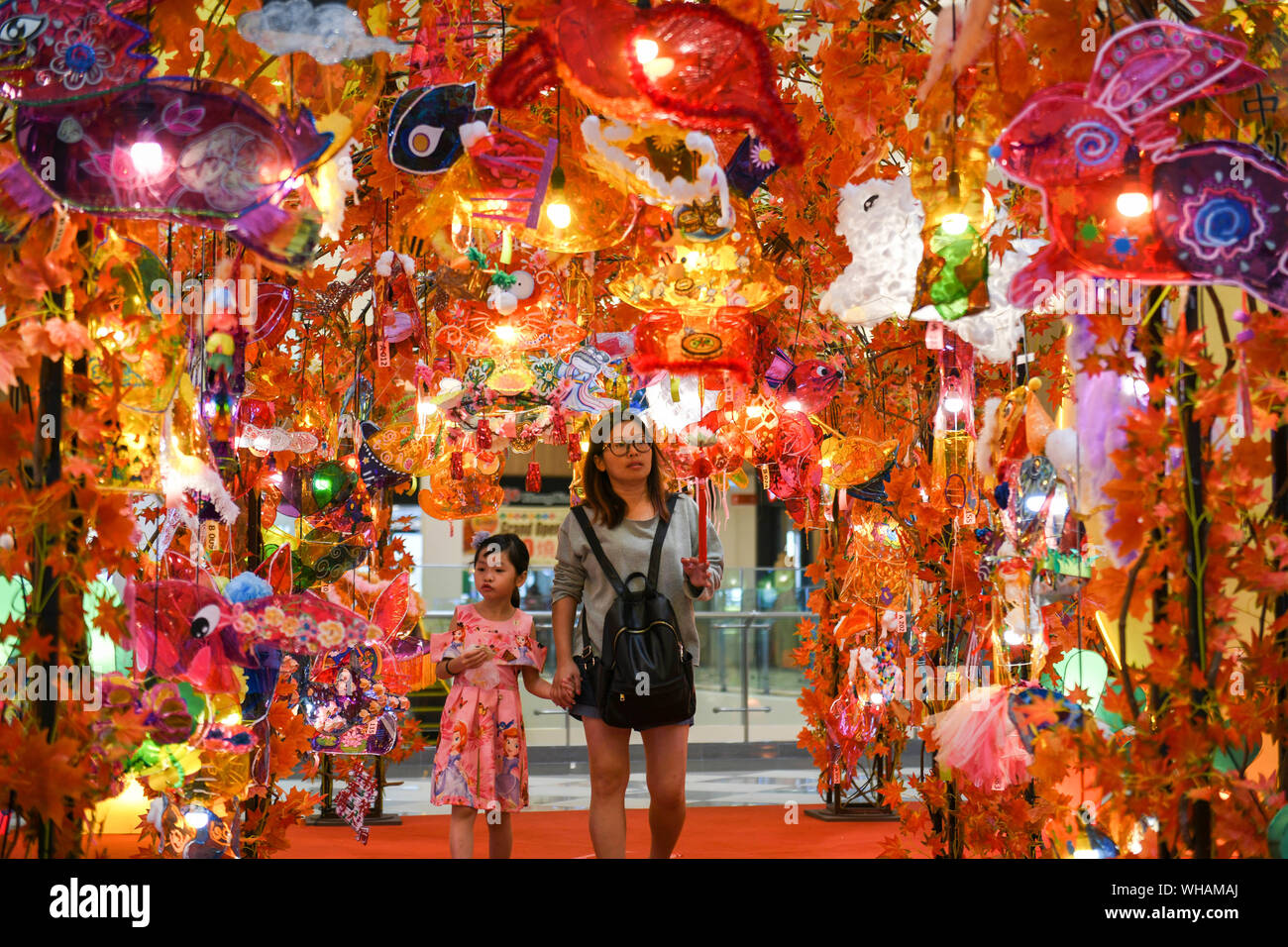 (190902) -- KUALA LUMPUR, 2 septembre 2019 (Xinhua) -- les clients à pied dans un centre commercial décoré avec des lanternes qui sont utilisés pour célébrer la prochaine fête traditionnelle chinoise à Kuala Lumper, la Malaisie, l'étape. 2, 2019. (Photo de Chong Chung Voon/Xinhua) Banque D'Images