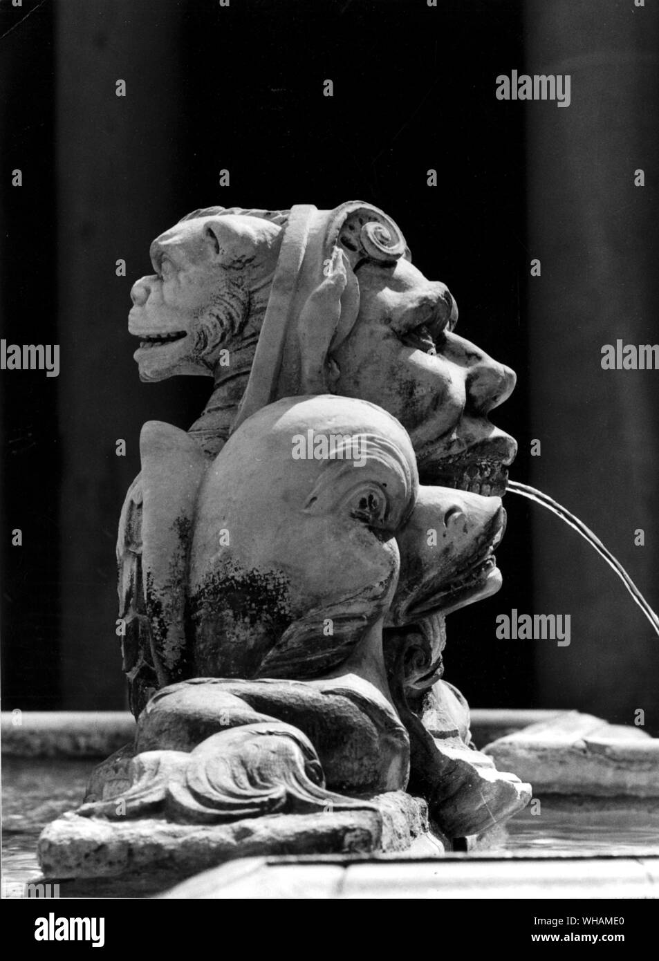 Fontaine du Panthéon. Une tête grotesque de la fontaine en face du Panthéon Banque D'Images