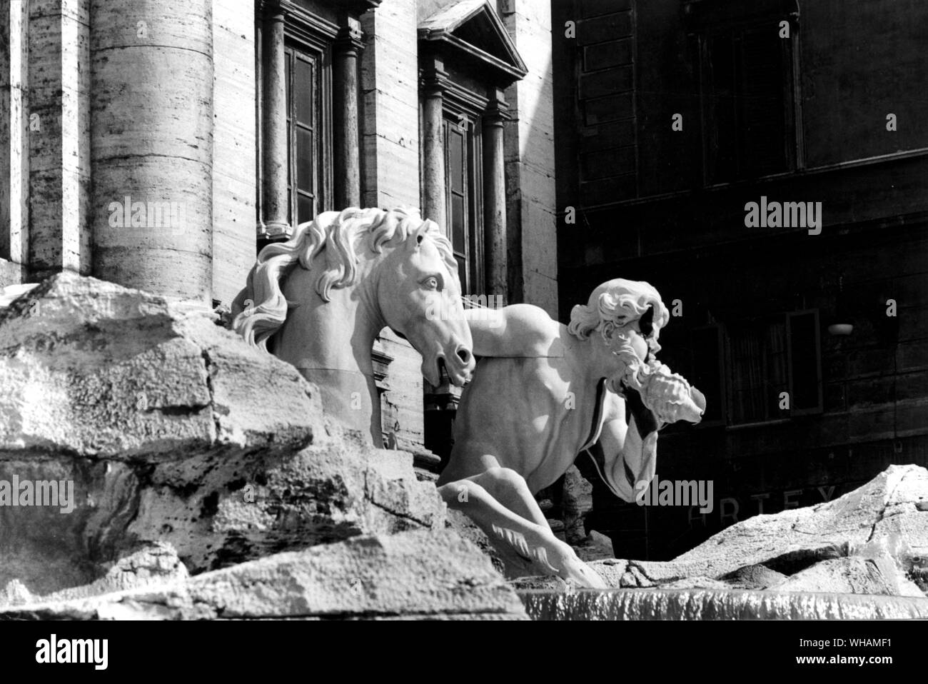 Le Triton avec son cheval de mer apprivoisés, symbolisant la mer dans la tranquillité, de la Fontana di Trevi Banque D'Images