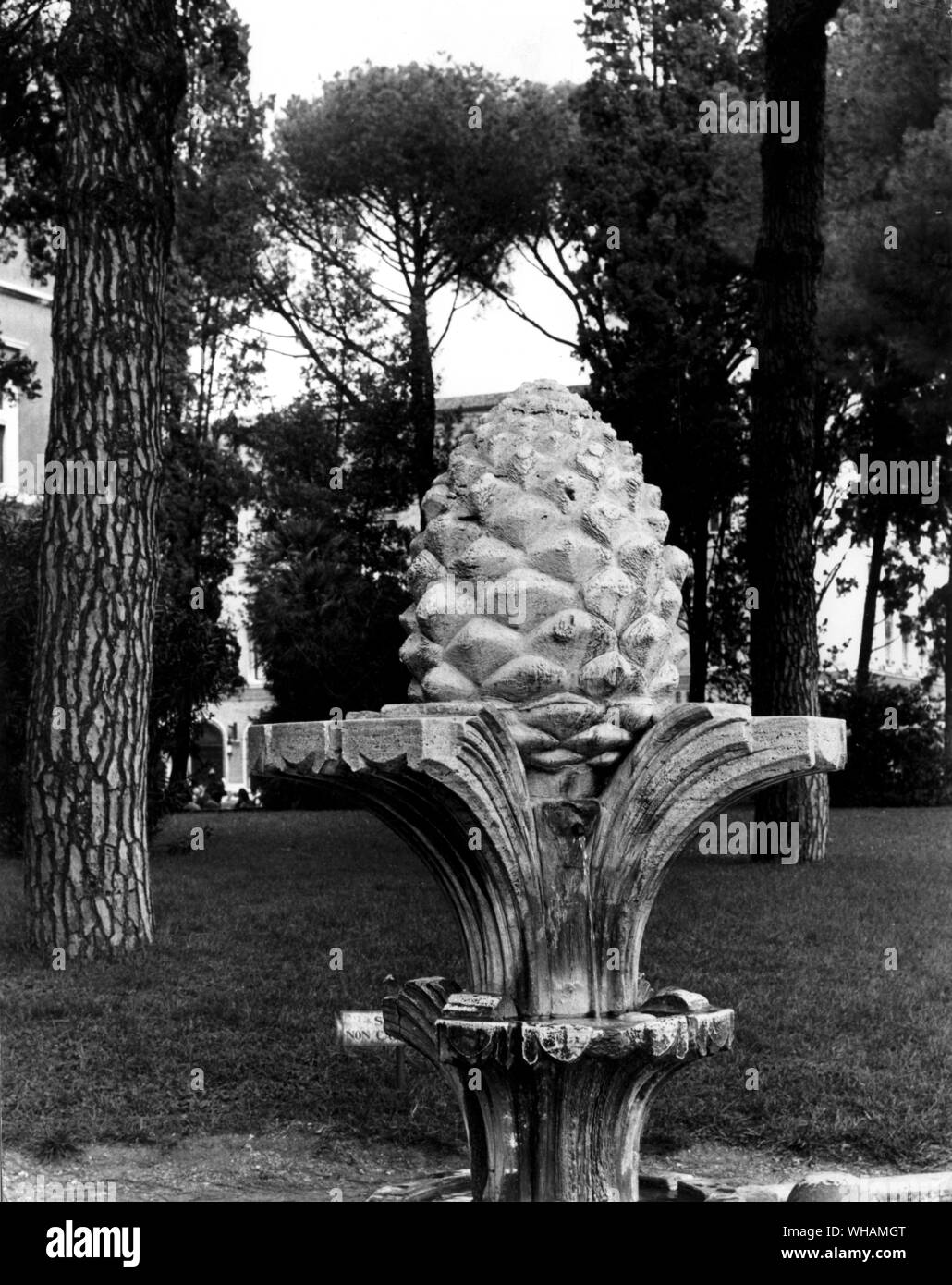 Cône de pin régional fontaine dans la place. S Marco. Fontaine de Pigna de Piazza Venezio Banque D'Images