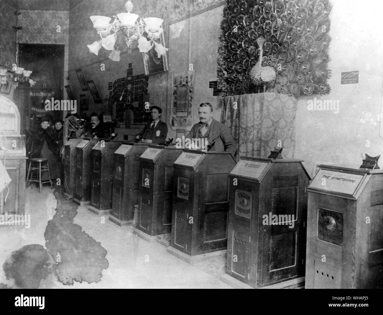 Kinétoscope Arcade. Peter Bacigalupi ( photographe ? ). San Francisco en Californie. 1894. Le 31 août 1897, Thomas Edison a reçu un brevet pour le kinétoscope, précurseur de la motion-photo projecteur de film. Banque D'Images