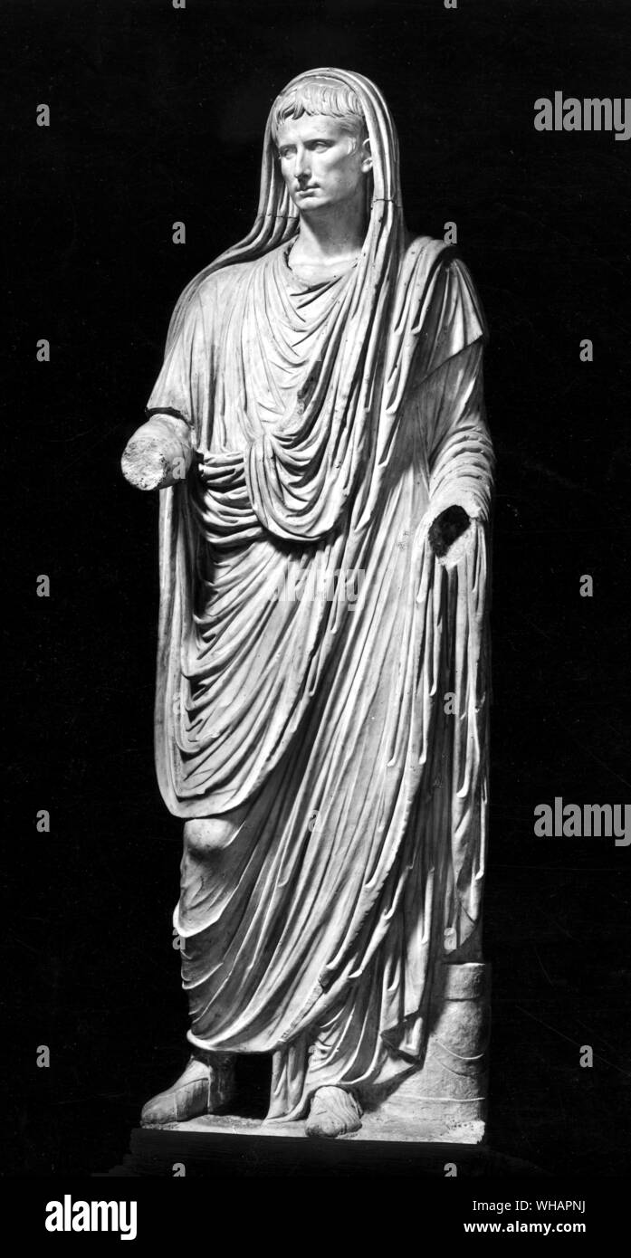 Auguste. 27 C.-B. - AD 14. L'empereur Auguste de Rome est né avec le prénom Gaius Octavius le 23 septembre 63 av. J.-C. Il a pris le nom de Caius Julius Caesar Octavianus (Octavian) dans 44 B.C. après le meurtre de son grand-oncle, Jules César. Dans son testament, César avait adopté Octave et fait de lui son héritier.. Octavian était un habile politicien astucieux et brillant,. Par calcul politique dur et froid qu'il en mesure de parvenir au pouvoir à Rome. Au moment de l'assassinat de César, Octave n'avait pas de pouvoir officiel. Seulement après qu'il marcha sur Rome et contraints au Sénat de le nommer consul, il a été établi Banque D'Images