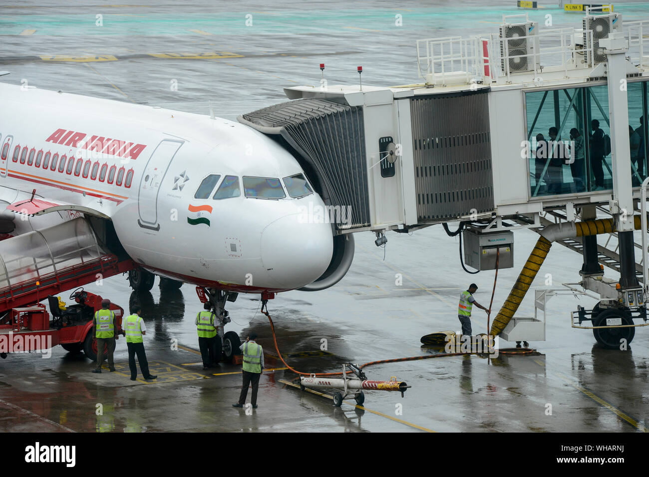 L'Inde, Mumbai , l'Aéroport International Chatrapati Shivaji, Airbus d'Air India, du personnel au sol de l'équipe de service et sur le pont d'embarquement des passagers à bord Banque D'Images