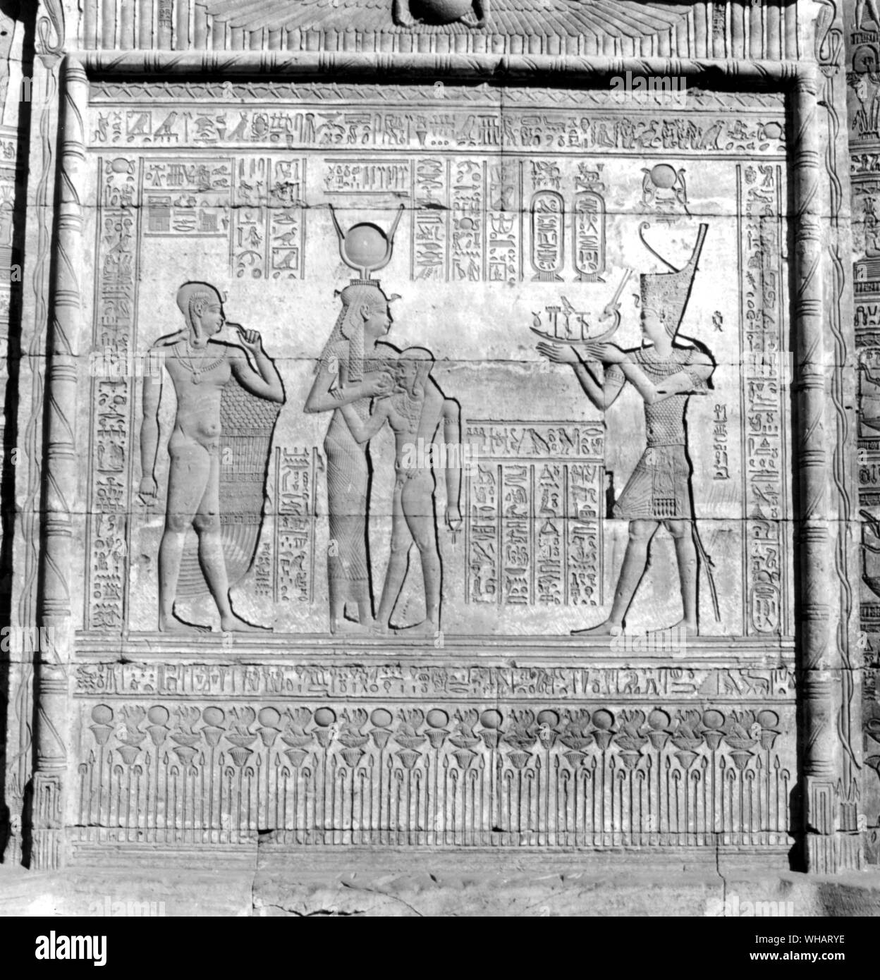 Soulagement de la déesse Hathor allaitant l'enfant dieu Banque D'Images