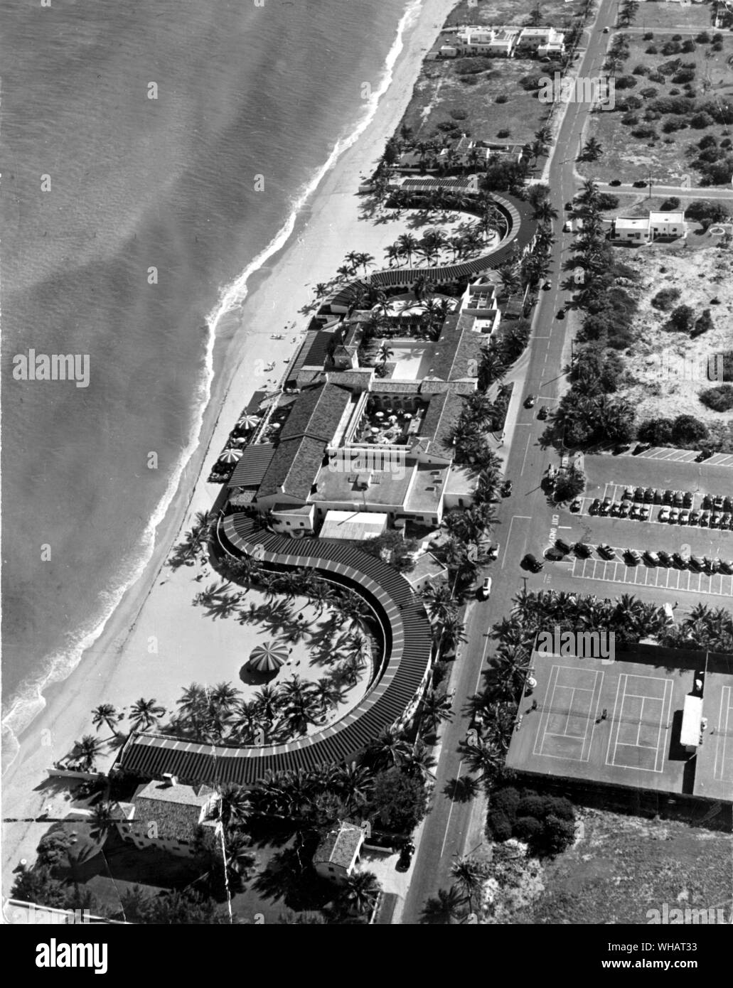Miami Beach. Surf Club cabanas construit dans une corne de bélier autour de la club house. Parapluie sur le sable, en premier plan, est l'un des plus importants réalisés pour les plages, et a un diamètre de 38ft. Dans les cabanes les invités de ne rien faire. Banque D'Images