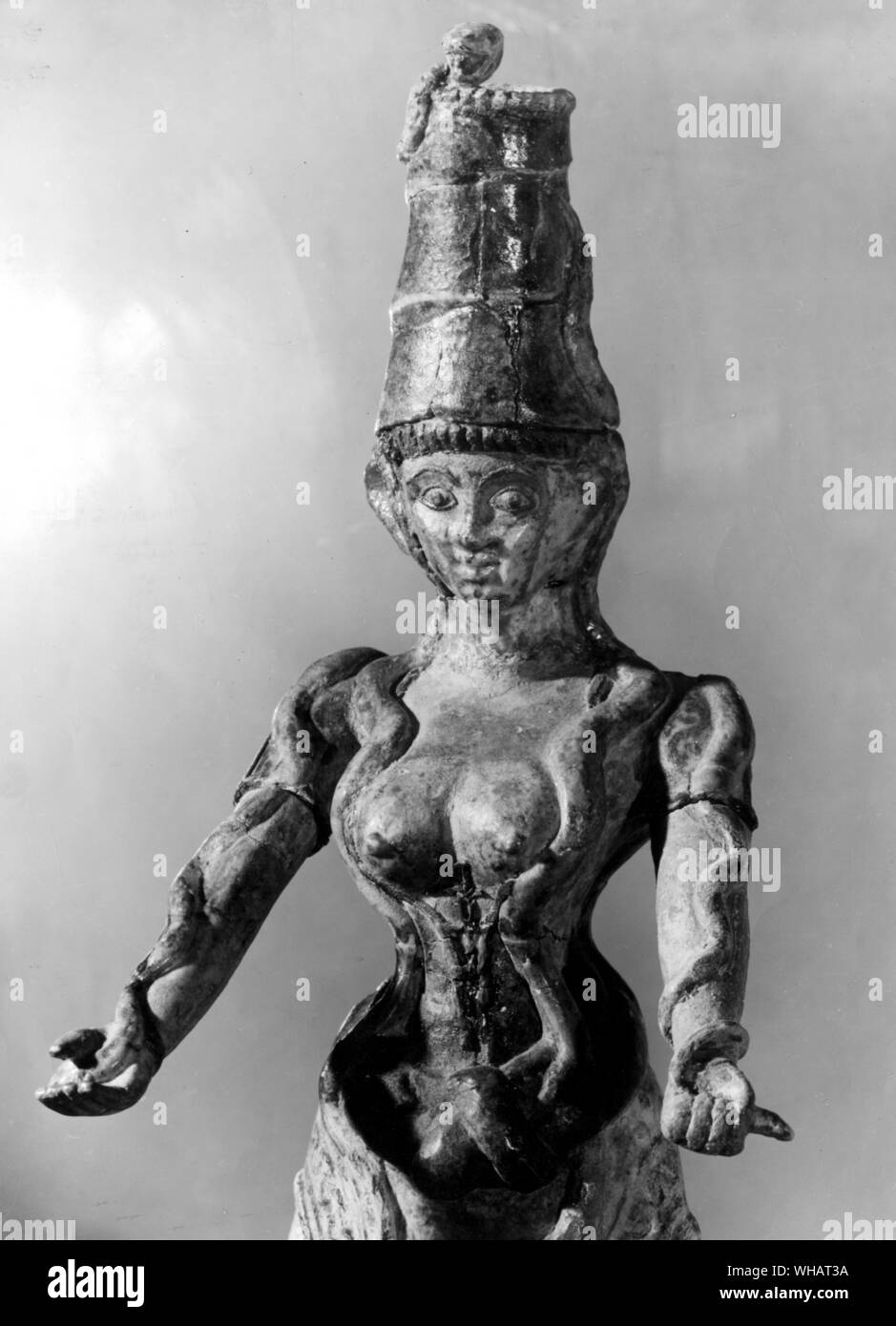 La faïence, déesse, du trésor de culte dans le palais de Cnossos . Serpent Minoen Déesse. 16e siècle avant J.-C. Banque D'Images