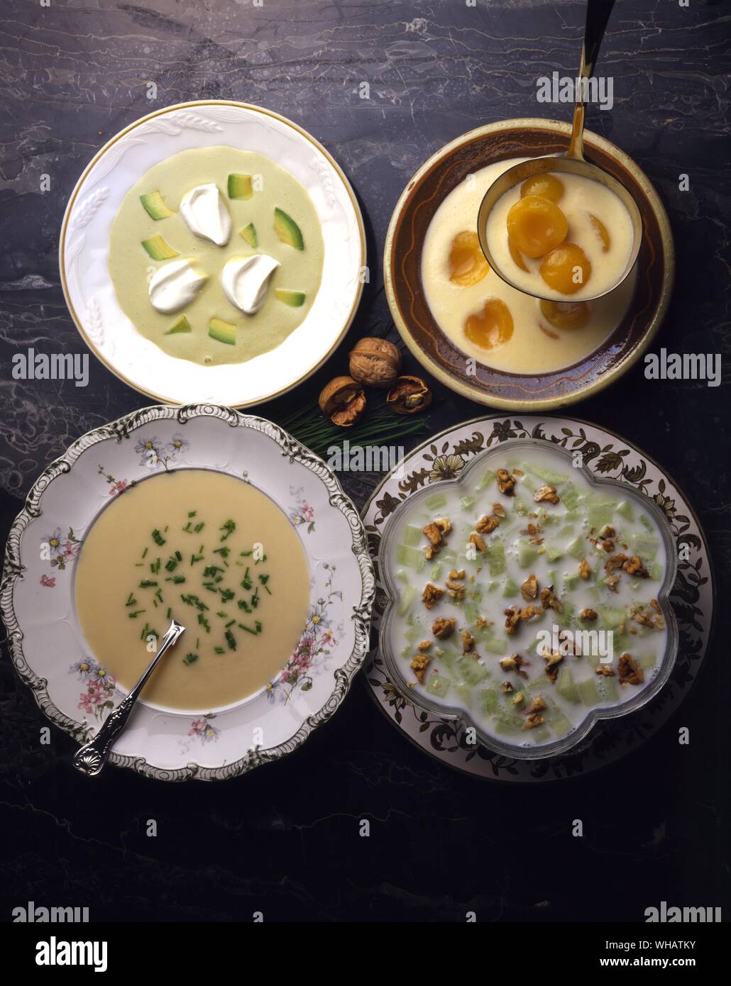 Cuisine internationale par Robin Howe. Haut de page. Vichyssoise soupe.. France ou USA.. Soupe d'avocat glacée.. USA.. Bas. Le yogourt et concombre soupe.. Tarator, Bulgarie.. Soupe d'abricot.. Barack Leves, en Hongrie. Banque D'Images