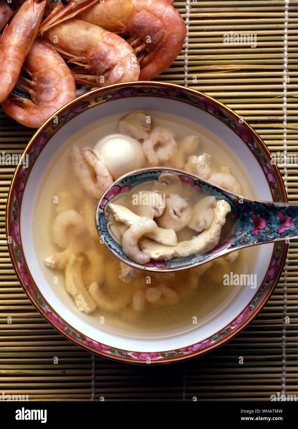Cuisine internationale . Crevettes, poulet, champignons et les cailles'-oeuf soupe.. Chine Banque D'Images