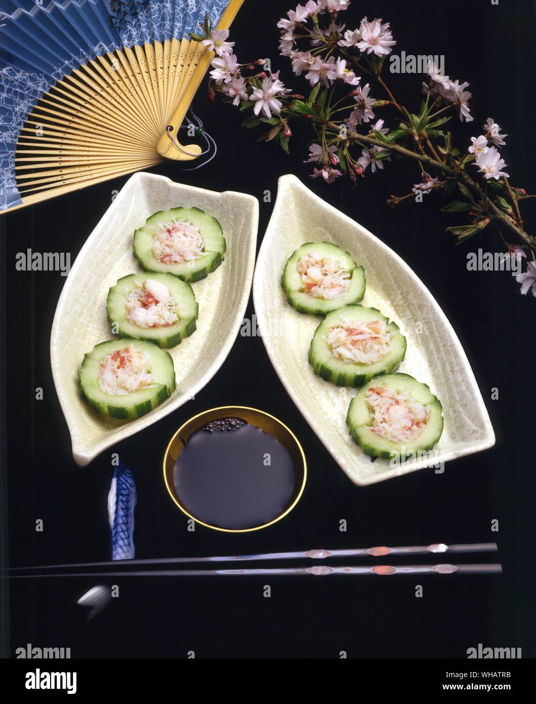 Cuisine internationale . Salade de concombre avec la chair de crabe.. Sunomono, au Japon. Banque D'Images