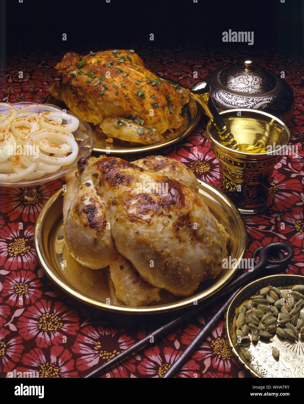 Cuisine internationale . Haut, Tanduri Poulet.. Le Pakistan et l'Inde.. Bas, Poulet Kebab.. Le Pakistan. Banque D'Images