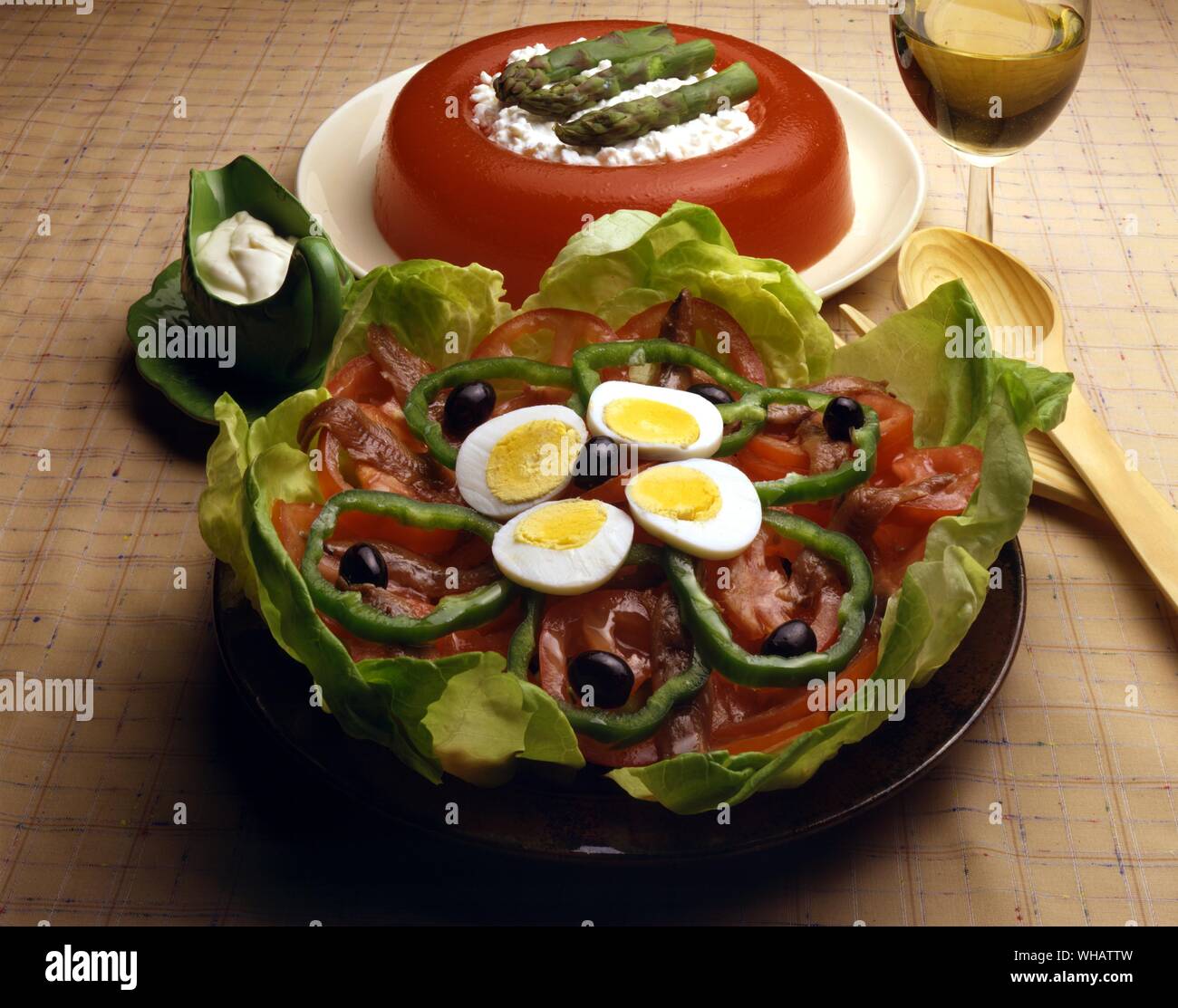 Cuisine internationale . Haut de la tomate, gelée de Savery Moule.. USA.. . Bas, tomates, poivrons et anchois salade.. Salade niçoise, France. Banque D'Images