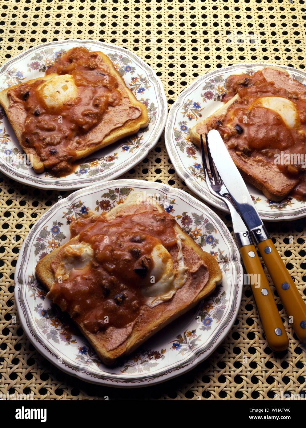 La cuisine italienne . Uova alla Cacciatora.. Œufs pochés Hunter Style. Banque D'Images