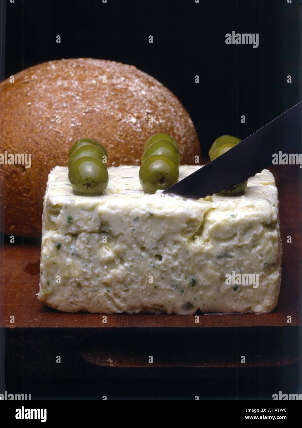Resto italien par Robin Howe. . Formaggio Con Le Olive.. Fromages mixtes avec des olives vertes. Banque D'Images