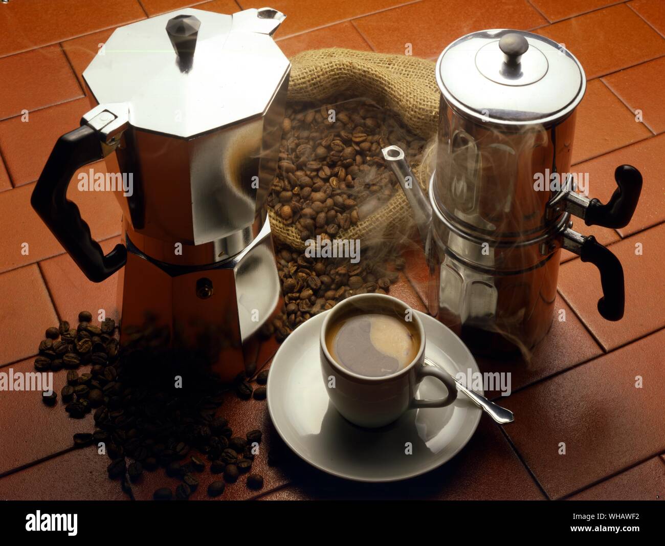La cuisine italienne . Préparer le café à l'aide d'un Caffettiera (à gauche) et une Napoletana (droite). Banque D'Images