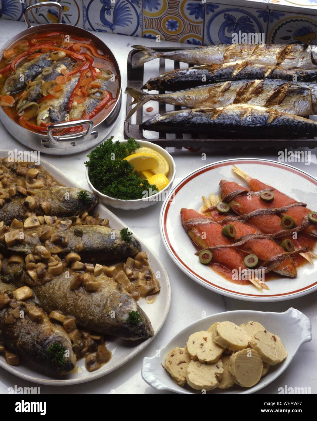 Recettes françaises . . Dans le sens horaire à partir du haut à gauche.. Sardines À L'Escabeche.. Sardines marinées.. . Un Marquereau. de la Diable. Maquereaux farcis.. . Rougets A La Nicoise.. Rouget.. . Truites à la Grenobloise.. Grenoble la truite. Banque D'Images