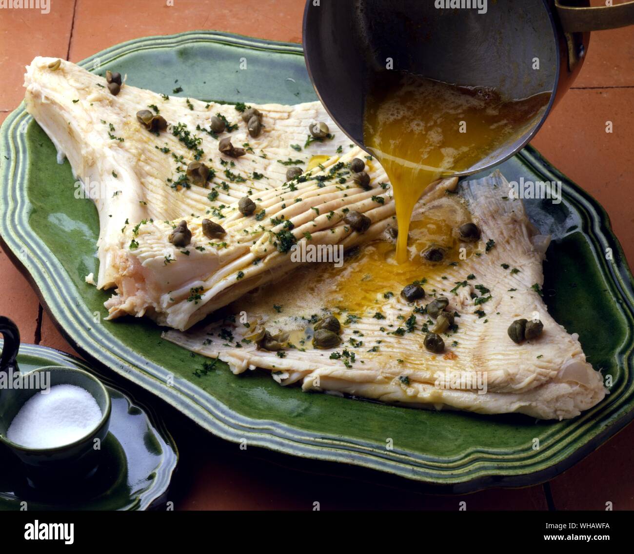 Recettes françaises . . Raie au beurre noir.. Skate En noir le beurre. Banque D'Images