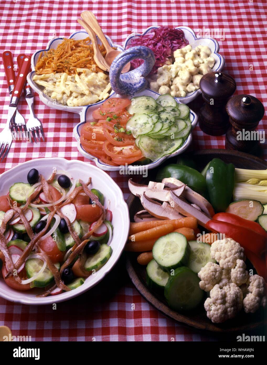 Cuisine française par Eileen Reece.. . Hors d'oeuvre salades.. . Salade Nicoise.. Salade d'anchois et de légumes mélangés.. . Crudités.. Les légumes de printemps Banque D'Images