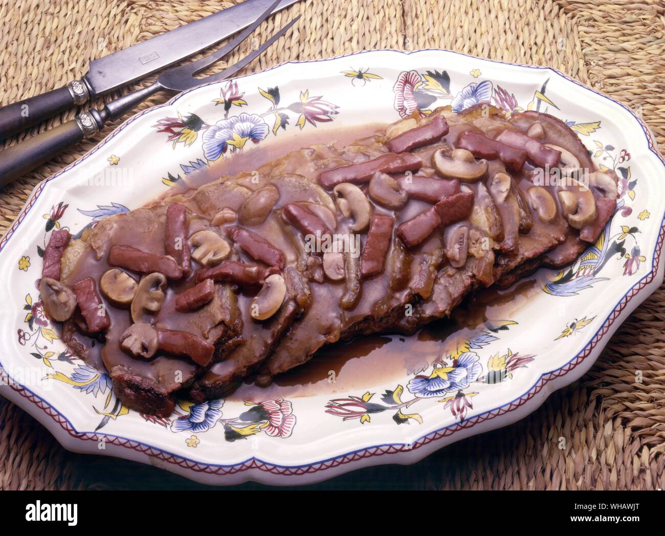 Aloyau au CEPES. Filet de boeuf mariné avec marrin champignons Banque D'Images