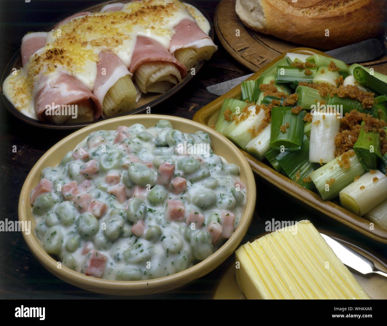 Le céleri avec une sauce au fromage dans les poireaux Jambon Beurre brun avec des fèves au jambon Banque D'Images