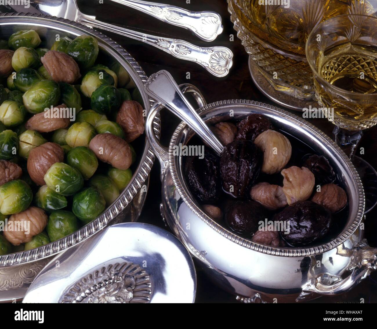 Choux de Bruxelles aux châtaignes. Petites châtaignes épicé aux pruneaux Banque D'Images