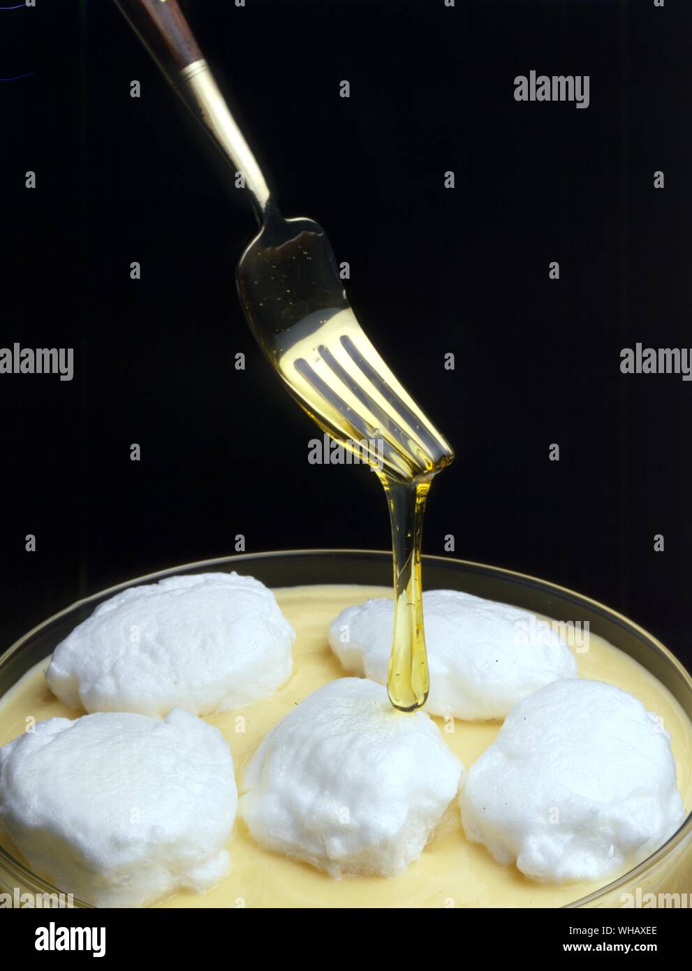 L'Île flottante . fabriqué à partir de crème anglaise au caramel et à la meringue Banque D'Images