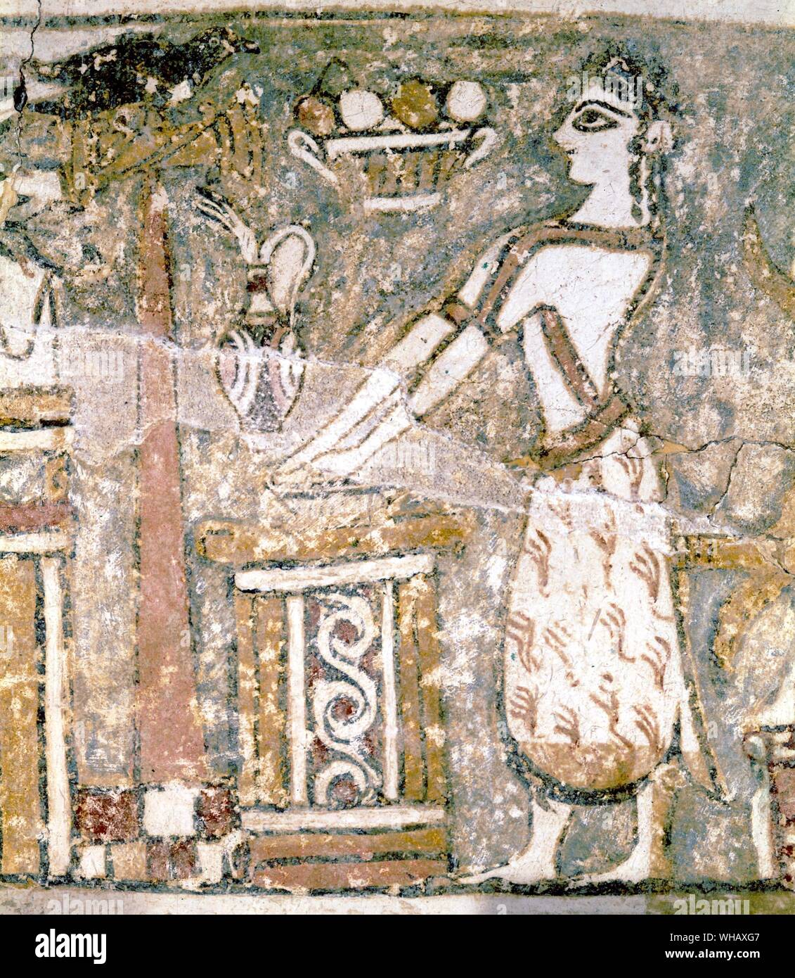 Prêtresse à autel, Crète, Héraklion, 14e siècle av. Plein air sur Hagia Triada sarcophage. Situé dans : Le Musée Archéologique (Heraklion, Grèce). Une femme en tenue de cérémonie, peut-être une prêtresse, offre une libation à l'autel. Banque D'Images