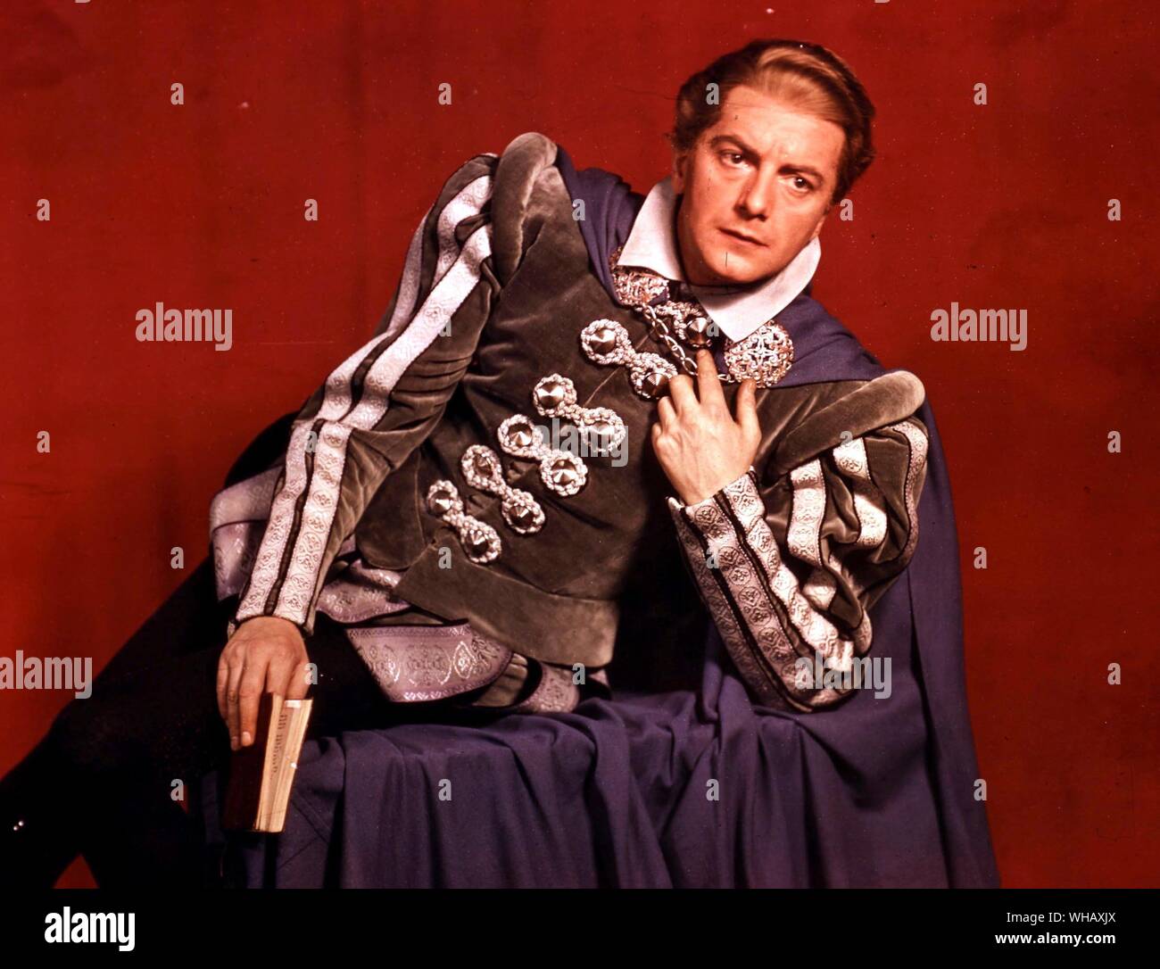 Maurice Evans que Hamlet. Shakespeare sur la scène ; une histoire illustrée des performances de Shakespeare (1973) par Robert f Gilder pages 170 et 226.. Robert F Gilder (1904-1976) était un acteur britannique et écrivain. Il a été l'un des premiers acteurs (de 1927) de la radio. Il a ajouté les rôles shakespeariens, et à diriger. Il a également écrit des critiques et des essais, des ouvrages sur le théâtre et biographie.. La tragédie d'Hamlet, prince du Danemark est une tragédie de William Shakespeare et d'un de ses plus connus et joue souvent cité. Il a été écrit à une date incertaine entre 1600 et l'été de 1602. Hamlet peut Banque D'Images