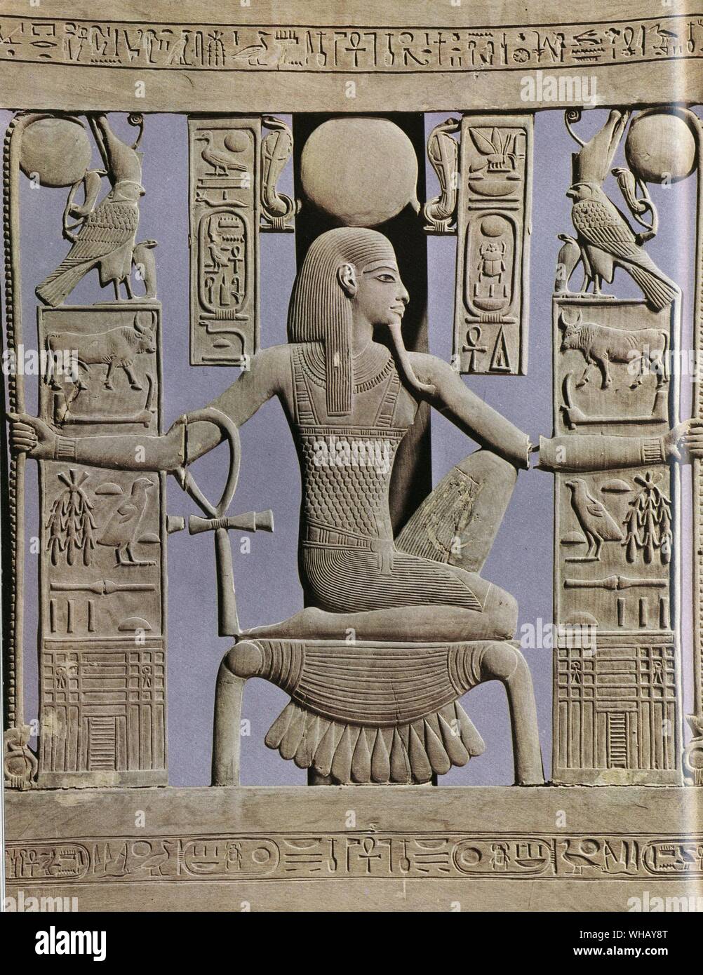 Dossier d'une chaise décorée avec des noms de Royal et avec l'esprit de millions d'années. Tukankhamen, par Christiane Desroches Noblecourt, page 70. Banque D'Images