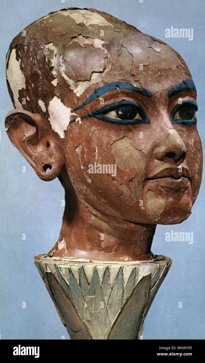 Tête de l'enfant Roi qui sortent d'une fleur de lotus comme le soleil levant trouvés à l'entrée de la tombe. Tukankhamen, par Christiane Desroches Noblecourt.. Le lotus bleu était un symbole du dieu Soleil et les pharaons. Comme le soleil qui fixe le soir et se lève le matin, la fleur de lotus fleurit dans la journée et se ferme chaque nuit. Dans une version du mythe de la création, le soleil jaillit d'une fleur de lotus géant qui a fleuri sur le tertre primordial. Le lotus est ainsi devenu un symbole de la renaissance, le renouvellement de la vie et la promesse de la vie éternelle.. . Banque D'Images