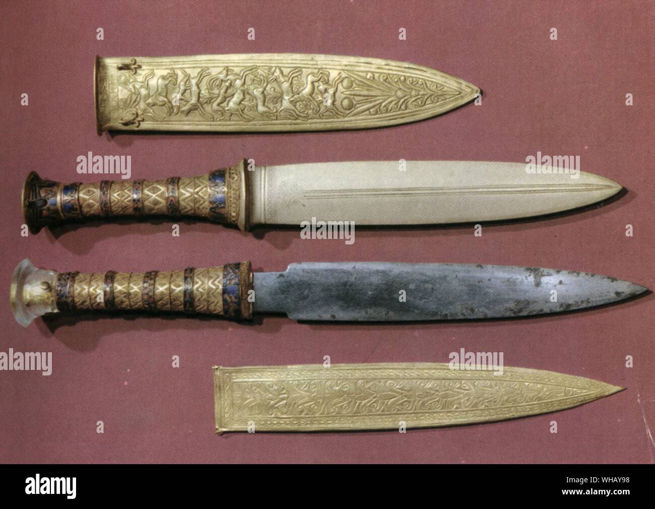 Le King's deux poignards, une avec une lame d'or et l'autre avec une lame de fer. Tukankhamen, par Christiane Desroches Noblecourt, page 97. Banque D'Images
