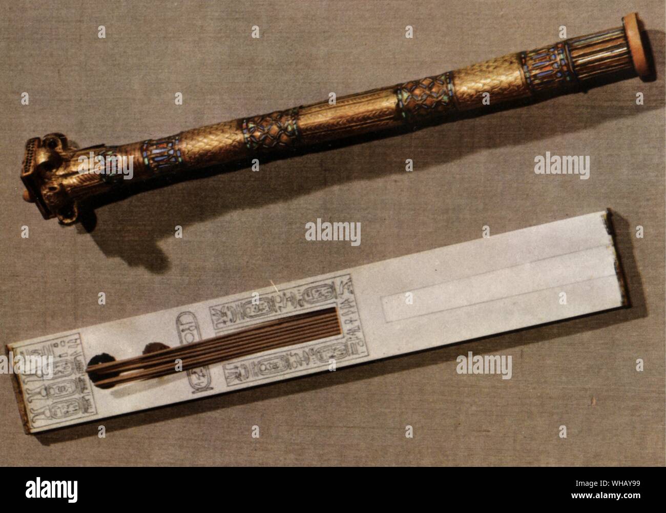 La palette d'un scribe de l'ivoire et d'un cas pour l'écriture de roseaux, en bois plaqué avec l'or et incrusté de pâte de verre. Tukankhamen, par Christiane Desroches Noblecourt, page 24. Banque D'Images