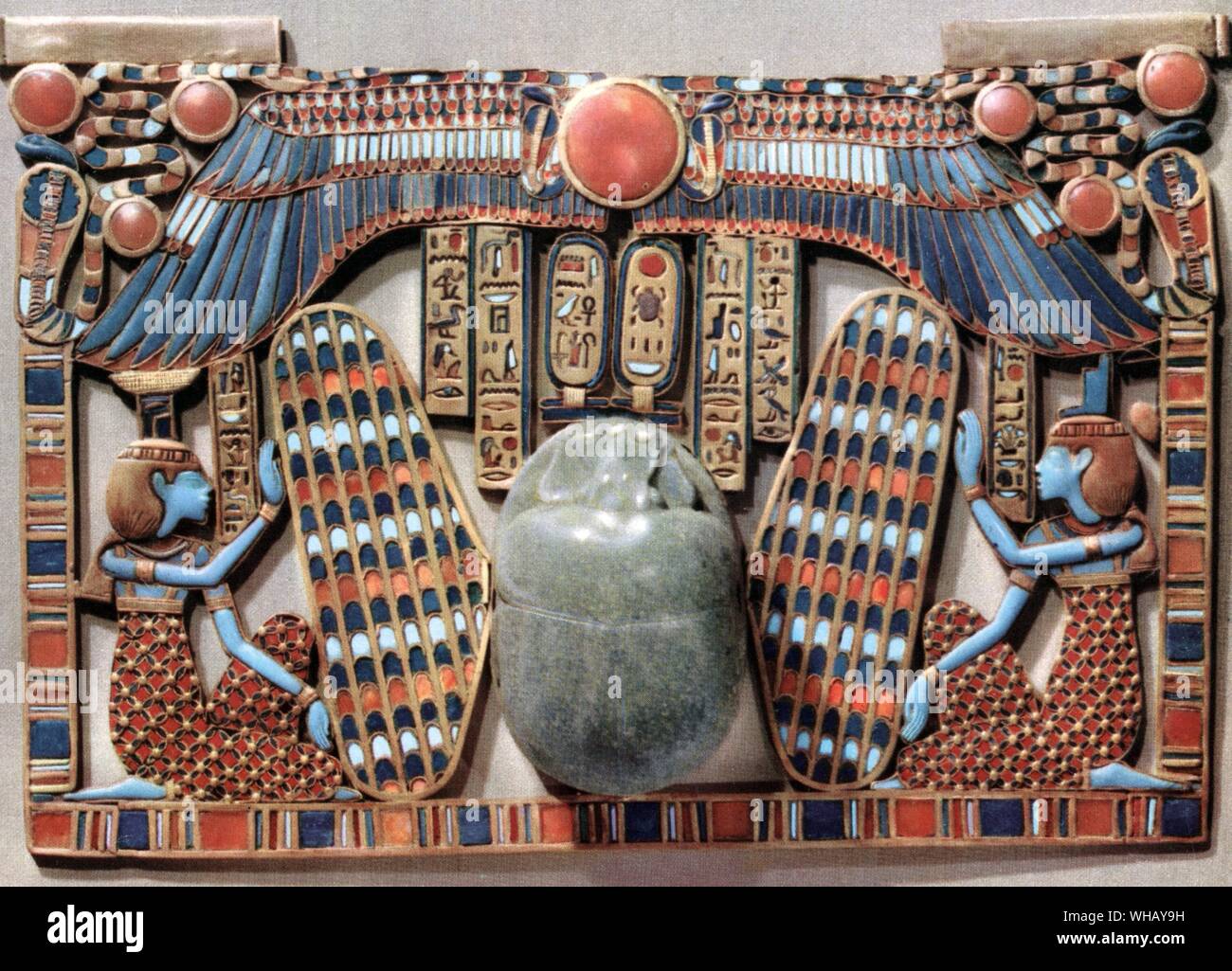 Le pectoral du roi décorée avec le scarabée protégé par les deux déesses Isis et Nephthys. Avec la pâte de verre cloisonné d'or. Tukankhamen, par Christiane Desroches Noblecourt, page 187. Banque D'Images