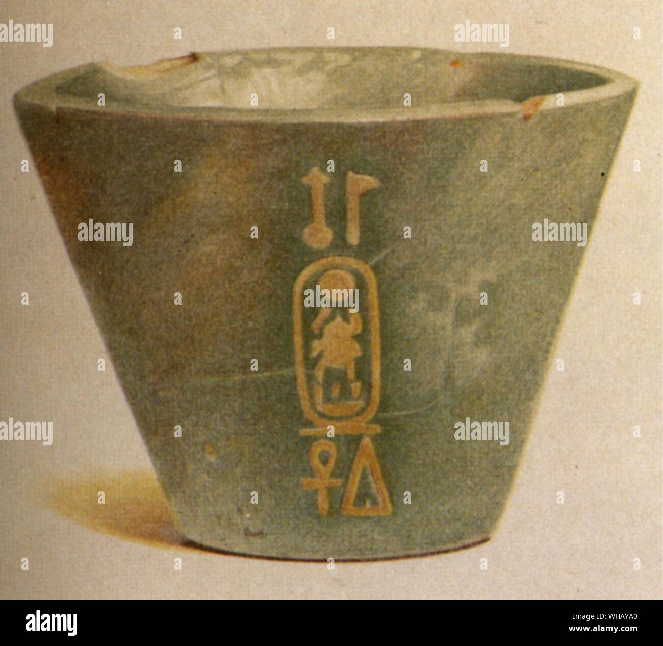 La tasse de faïence bleu-vert de Toutankhamon trouvés par Ayrton sous un rocher dans le Gully contenant la tombe d'Amenhotep II. (Remplaçant de Toutankhamon Toutankhamon de transcription), nommé d'Tutankhaten au début de sa vie, était le pharaon de la xviiie dynastie de l'Égypte (1334 BC/BC 1333 BC-1323, vécu ca. 1341 BC-1323 BC), pendant la période connue comme le nouveau royaume. Aakheperure Amenhotep II (d. 1400 av. J.-C.) fut le septième Pharaon de la xviiième dynastie de l'Égypte. Il règne de 1427 avant J.-C. à 1400 av.. Vallée des Rois par John Romer, page 217. Banque D'Images