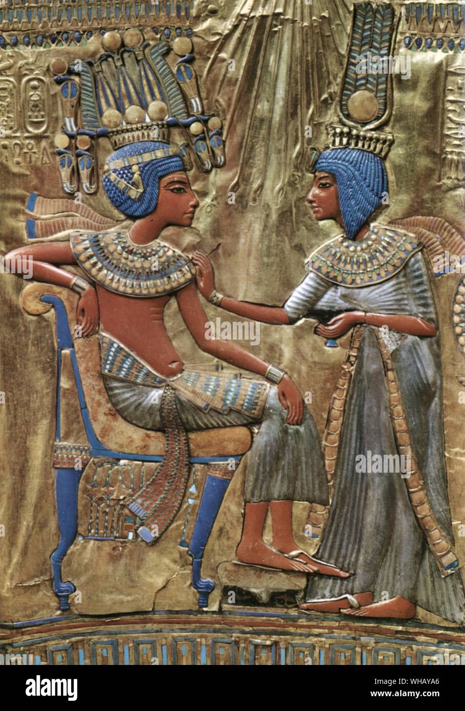L'arrière de la plaque or trône. La Reine Ankhesenamun met la dernière main à la (du roi Toutankhamon) toilettes. Tukankhamen, par Christiane Desroches Noblecourt, page 30. Banque D'Images