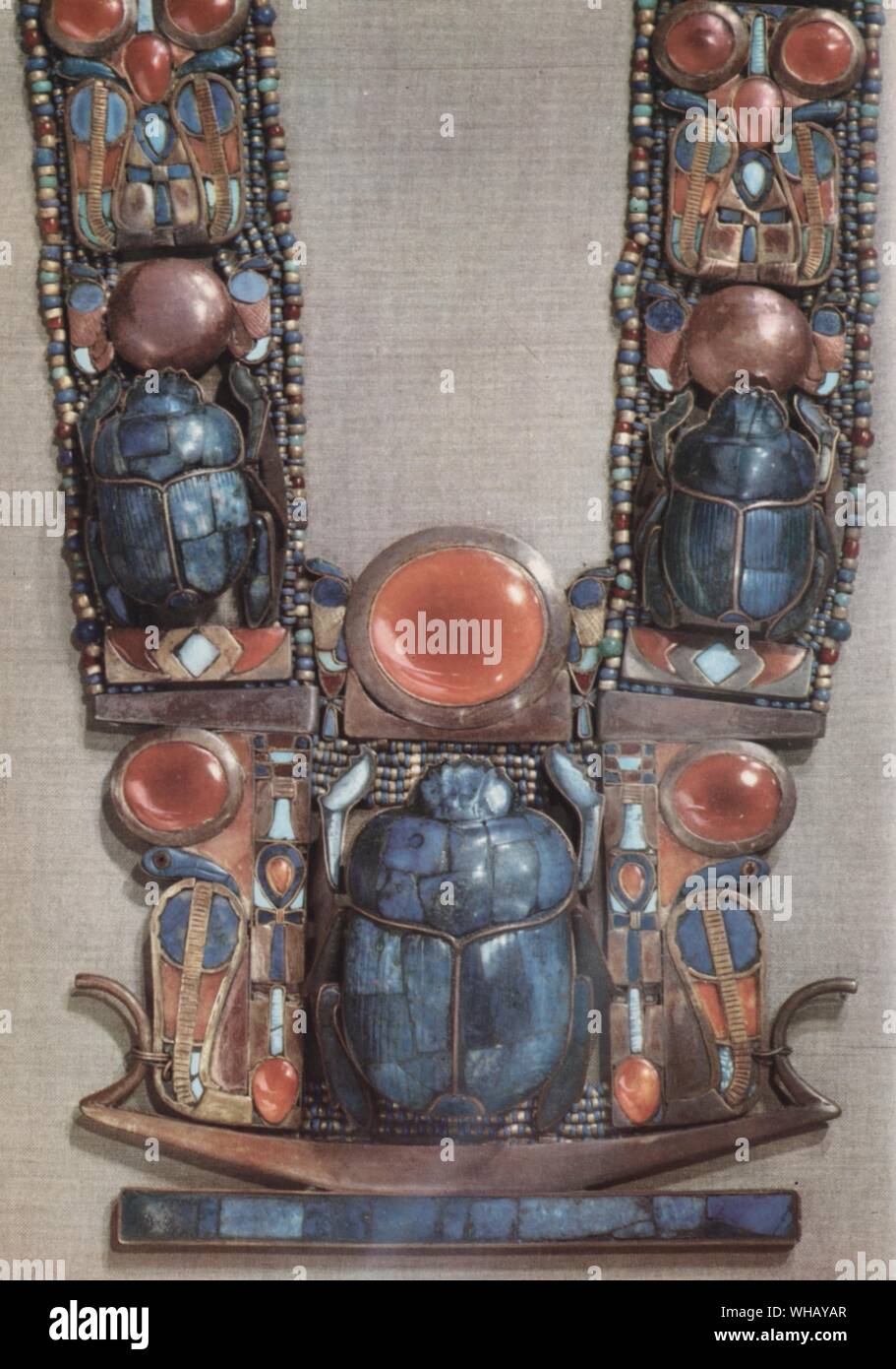 Le pendentif du roi sous la forme d'un bateau, montrant le symbole de la résurrection du dieu, flanqué de deux serpents. Tukankhamen, par Christiane Desroches Noblecourt, page 193. Banque D'Images