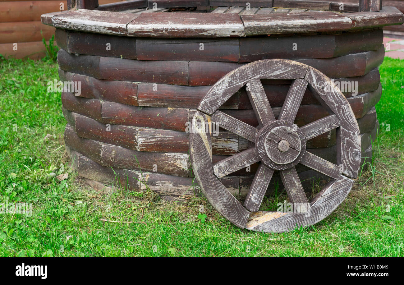 Roue en bois ancien. De l'ancienne roue chariot. Banque D'Images