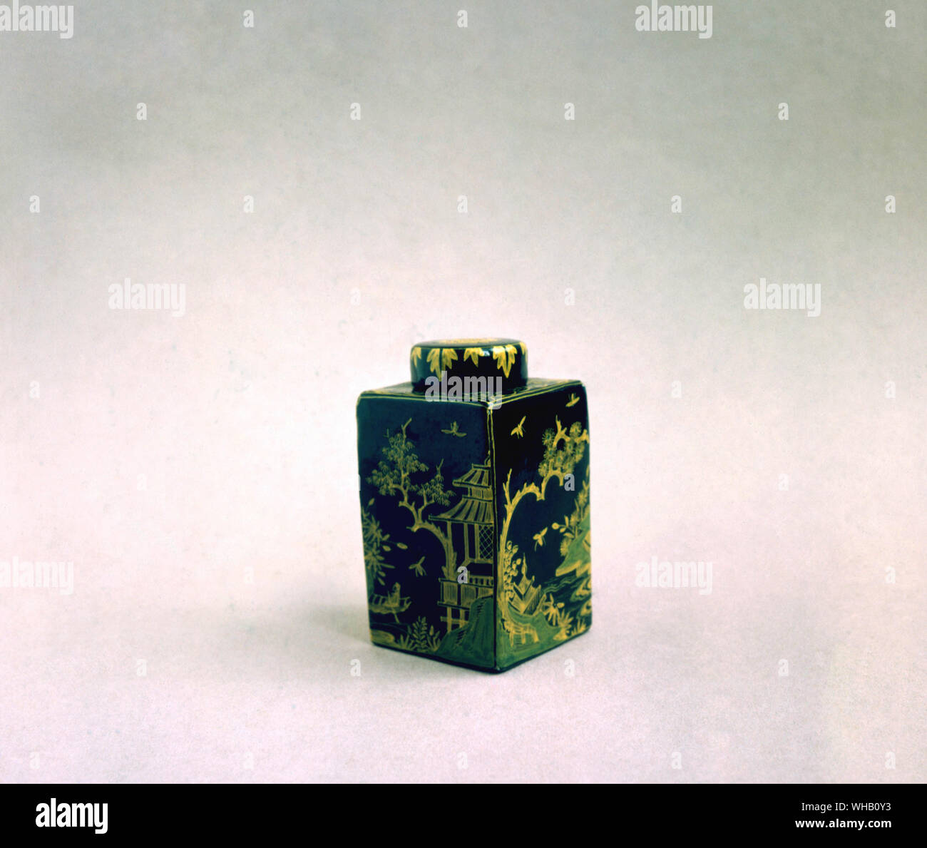 Plateau Delft-caddy avec décoration en émail noir imitation laque chinois. Si la marque ou LVE, c.1700.. Victoria & Albert Museum, Londres.. Banque D'Images