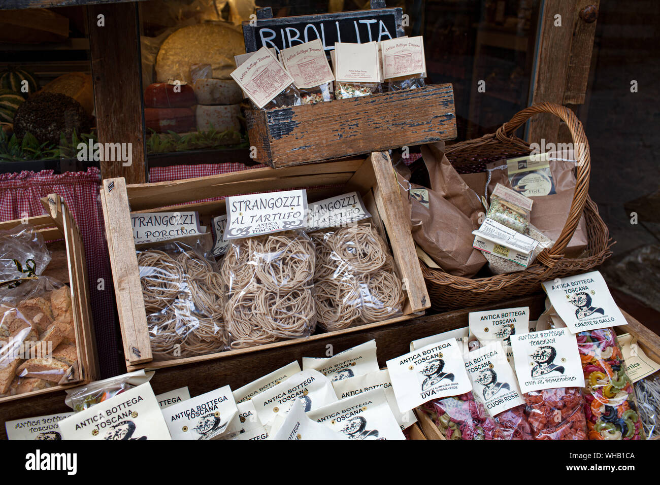 AREZZO, Toscane, Italie - 10 janvier 2016 : produits typiques italiens affiché sur la devanture de l'Antica Bottega Toscana l'une des plus anciennes boutiques Banque D'Images