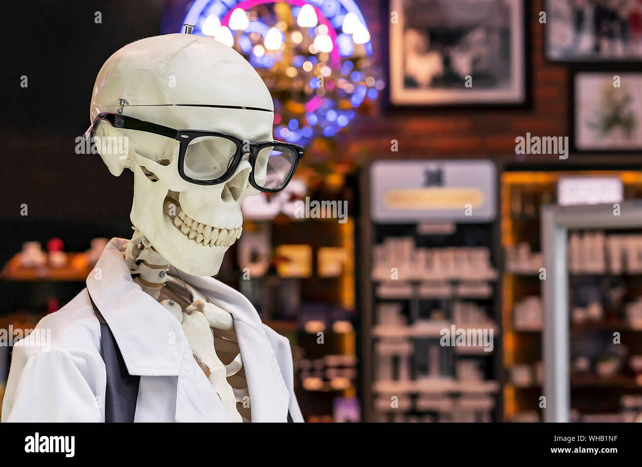 Squelette humain dans une robe noir et blanc lunettes médicales. Banque D'Images