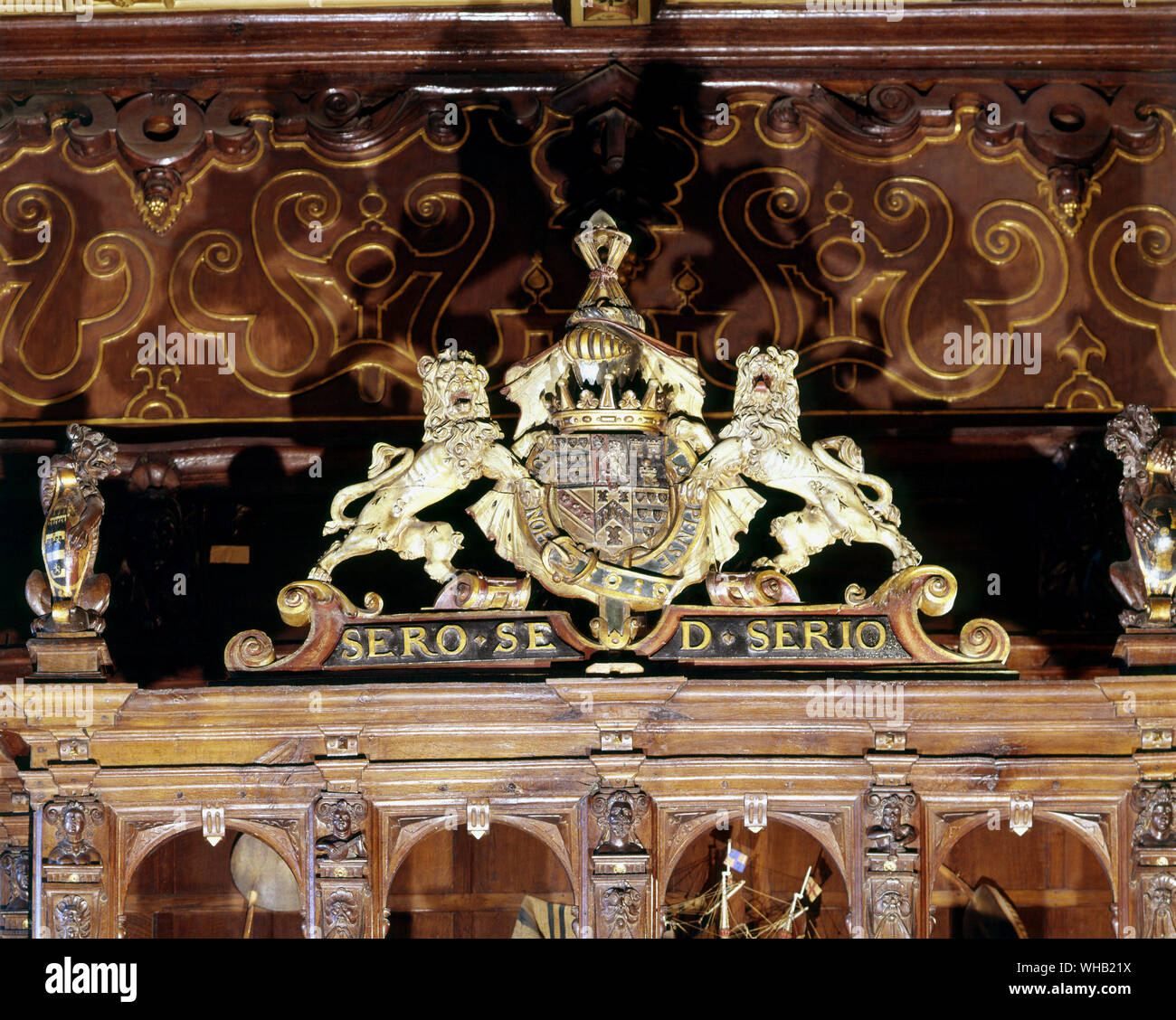 Le Cecil armoiries - salle de marbre (Grande Salle) Hatfield House - Sero sed serio (fin mais pour de bon). Banque D'Images