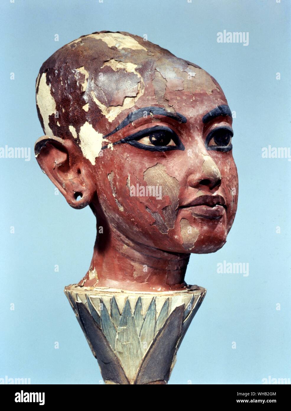 Tutankhanmen. Tête de l'enfant Roi qui sortent d'une fleur de lotus comme le soleil levant. trouvés à l'entrée de la tombe. Banque D'Images