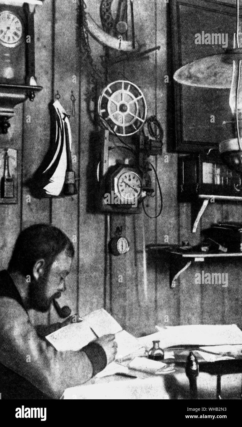 Bodman assis au travail à la table à manger. Banque D'Images