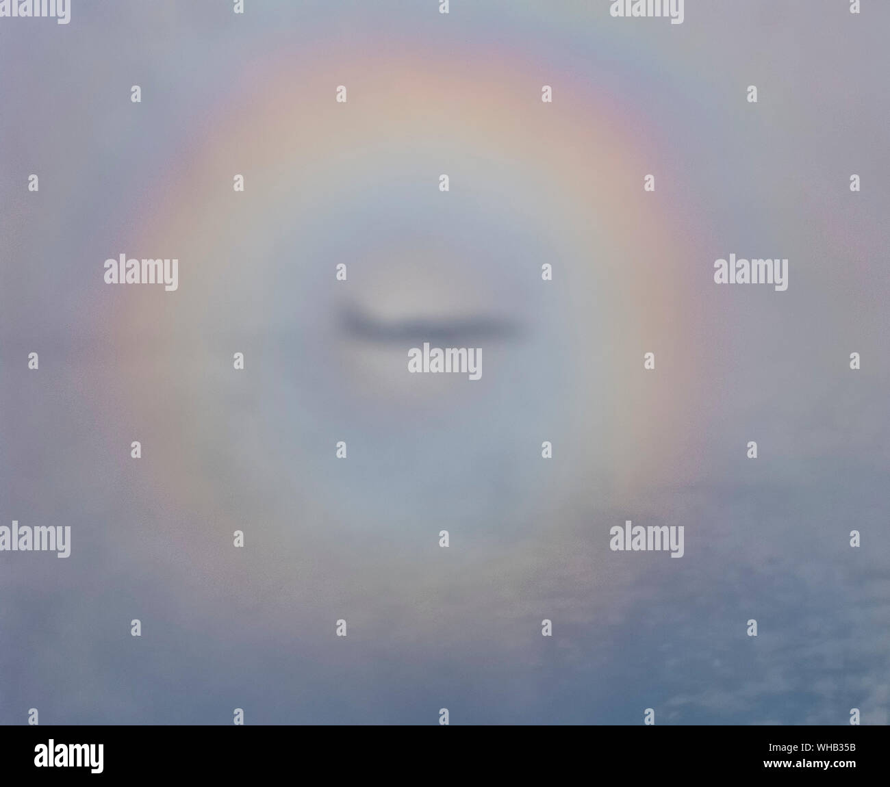 Arc-en-ciel circulaire. Vu de halo d'un aéronef avec l'ombre des avions dans le centre Banque D'Images