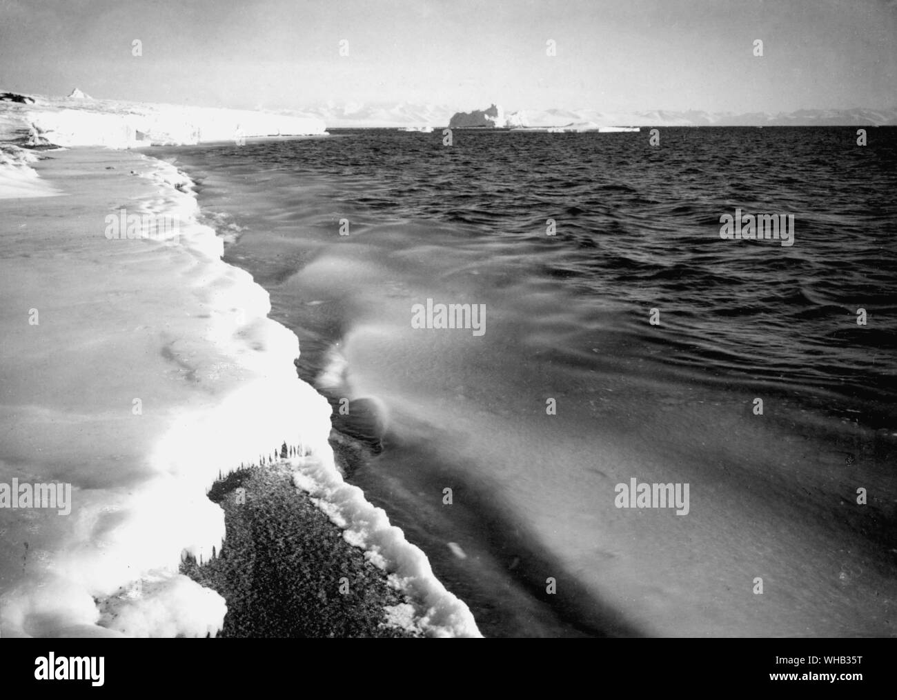 Jeune formation de glace du vent du nord North Bay Banque D'Images Jeune formation de glace du vent du nord North Bay Banque D'Images