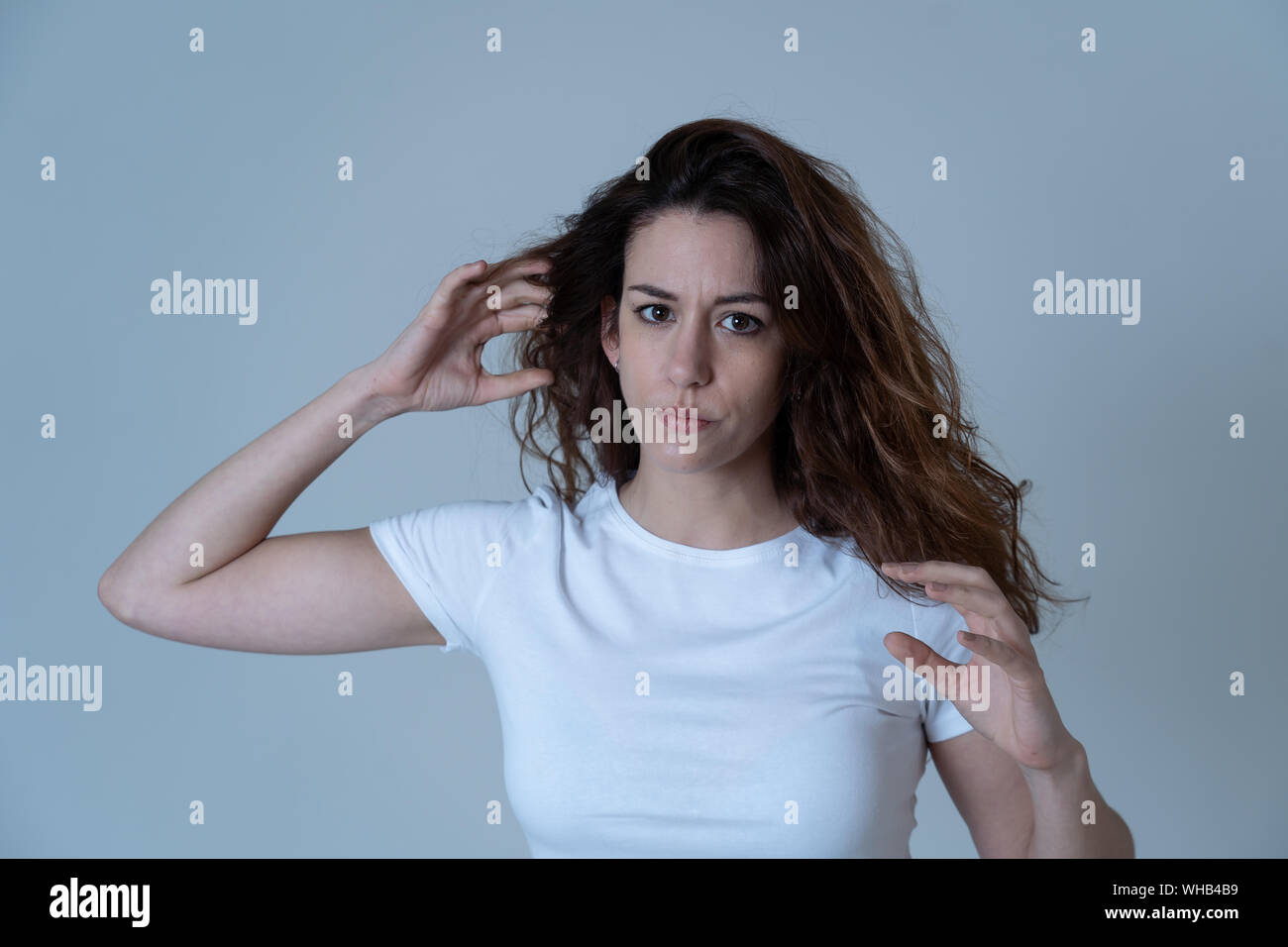Close up portrait of attractive young woman with frustrés et en colère a insisté sur la face. À la mad et fou en criant et en faisant des gestes furieux. C Banque D'Images
