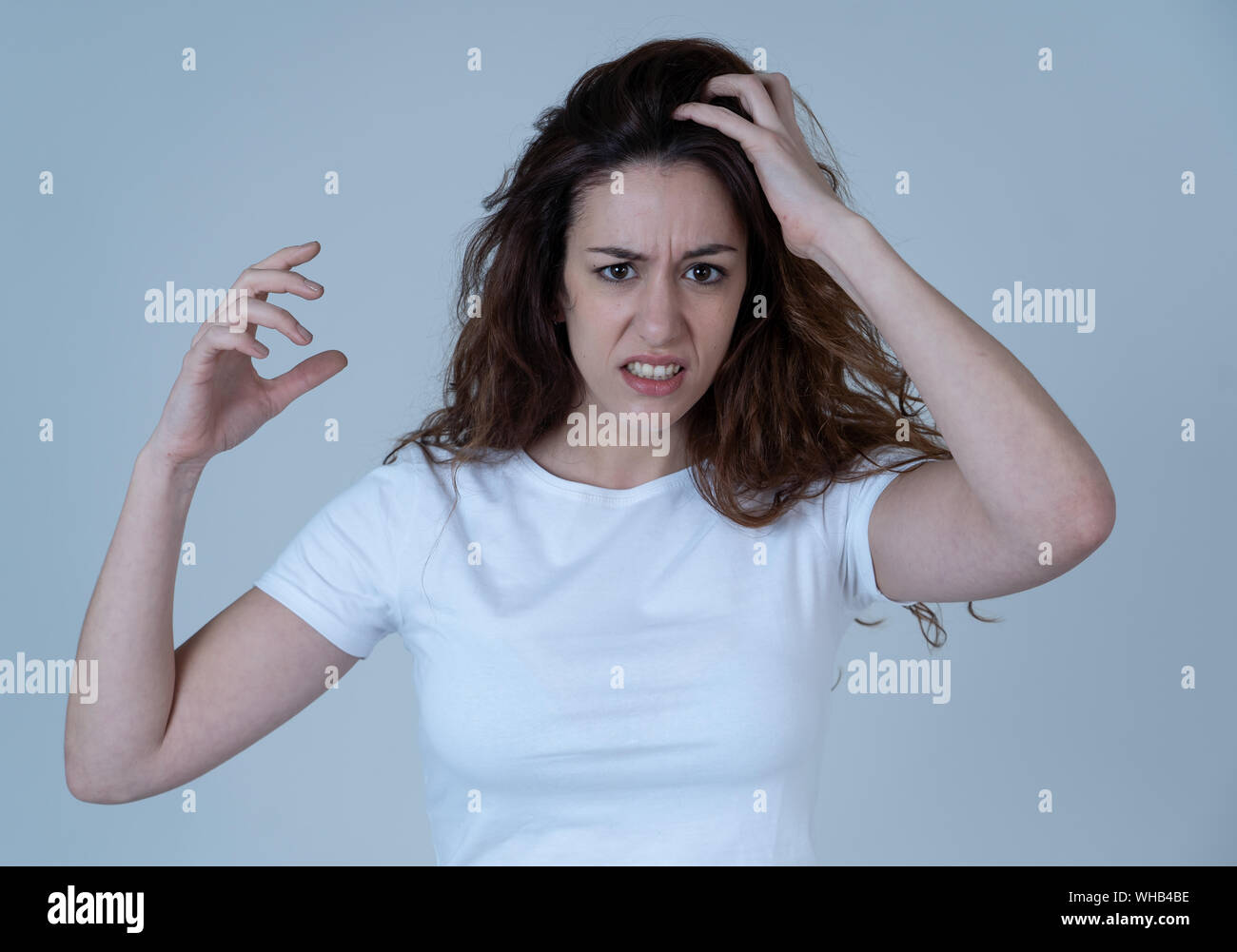 Close up portrait of attractive young woman with frustrés et en colère a insisté sur la face. À la mad et fou en criant et en faisant des gestes furieux. C Banque D'Images
