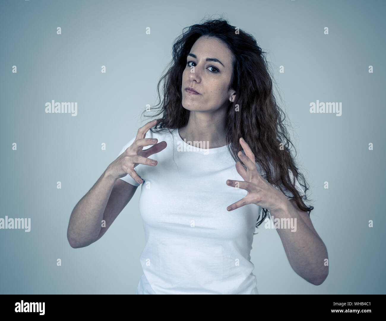 Close up portrait of attractive young woman with frustrés et en colère a insisté sur la face. À la mad et fou en criant et en faisant des gestes furieux. C Banque D'Images