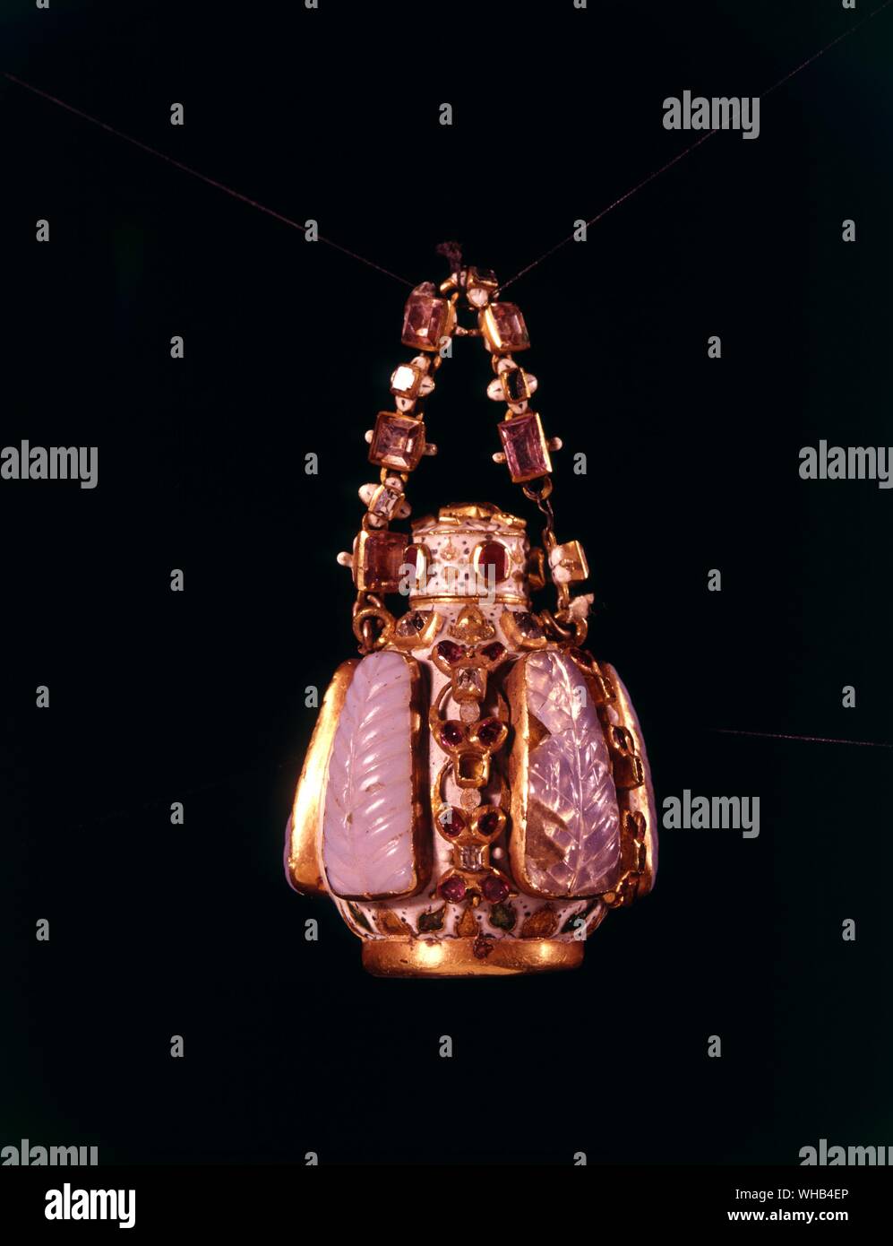 Bouteille de parfum anglais 16e siècle : Or et émail avec panneaux calcédoine et monte avec rubis et brillants Banque D'Images