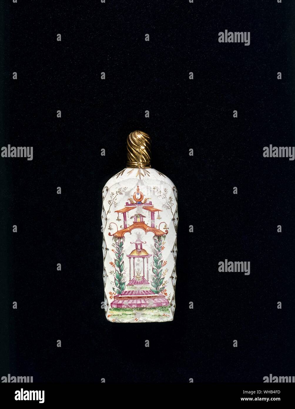 Bouteille de parfum anglais 18e siècle : verre blanc opaque avec décoration chinoserie Banque D'Images